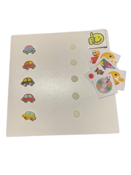 Tablica motywacyjna - auta Kolorowa tablica motywacyjna z żetonami do śledzenia postępów dziecka w nauce i obowiązkach.