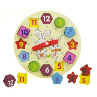 Zegar z puzzlami to doskonały sposób na naukę przez zabawę, rozwijając jednocześnie zdolności manualne i poznawcze dziecka.