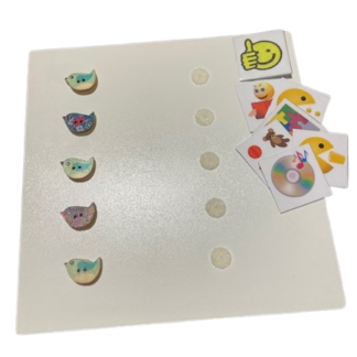 Kolorowa tablica motywacyjna z magnesami do śledzenia postępów dziecka w nauce i obowiązkach.