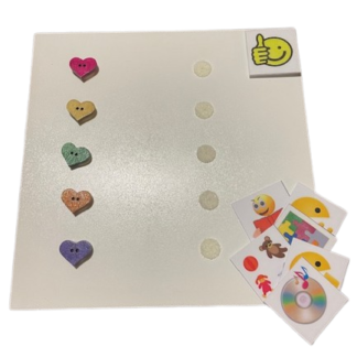 Kolorowa tablica motywacyjna z magnesami do śledzenia postępów dziecka w nauce i obowiązkach.