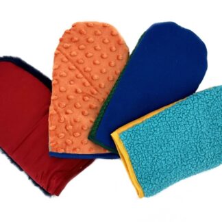 Zestaw czterech rękawic sensorycznych o różnych fakturach w ażurowym worku.