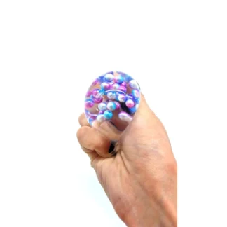 Gniotek z perełkami – antystresowa zabawka sensoryczna, która przesuwa perełki między palcami i wydaje przyjemny dźwięk.