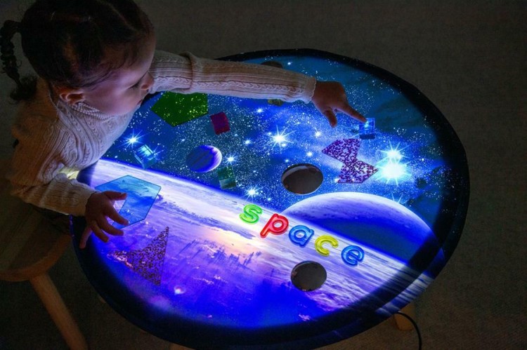 Mata-do-stolikow-sensorycznych-kosmos8