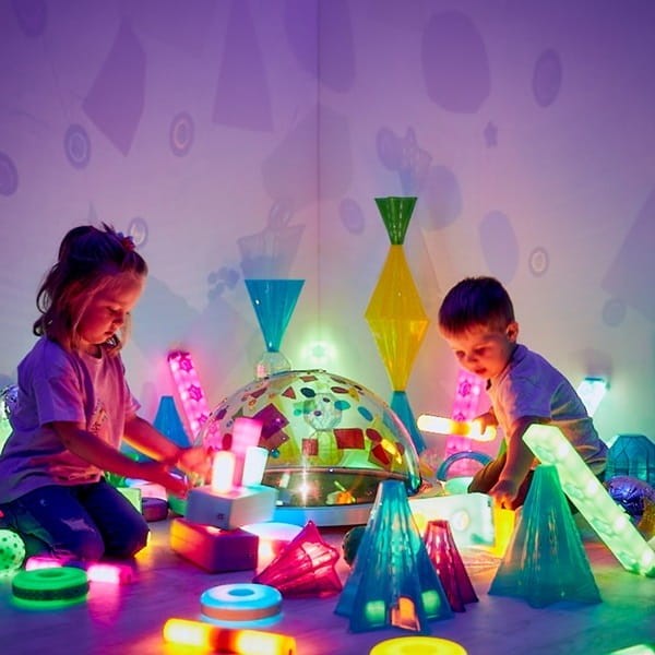 Sensoryczna-kopula-swietlna---projektor-immersyjny Sensoryczna kopuła świetlna dla dzieci – projektor immersyjny emitujący kolorowe efekty świetlne, rozwijający kreatywność i zdolności sensoryczne
