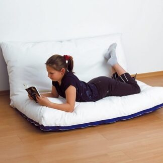 Elastyczna poduszka podłogowa – komfort i wsparcie w terapii i zabawie Elastyczna poduszka podłogowa to wszechstronne narzędzie zarówno do terapii sensorycznej, jak i zabawy oraz ćwiczeń ruchowych dla dzieci i dorosłych. Jej miękka, a jednocześnie wytrzymała konstrukcja umożliwia zarówno rozłożenie jej na płasko na podłodze, jak i zgięcie w pół dzięki przepierzeniu pośrodku, co pozwala na oparcie o ścianę lub stworzenie wygodnego siedziska.