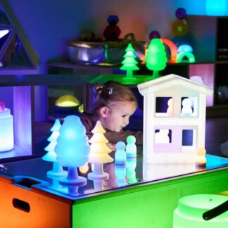 Świecący mały świat – zestaw sensoryczny z domami, drzewami i figurkami rozwijający kreatywność i wyobraźnię dzieci