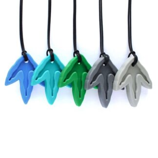 „ARK's Dino-Tracks™ Chew Necklace – gryzak w kształcie łapy dinozaura w formie naszyjnika, medyczny elastomer, bezpieczny dla dzieci, dostępny w różnych kolorach i twardościach, Made in USA”
