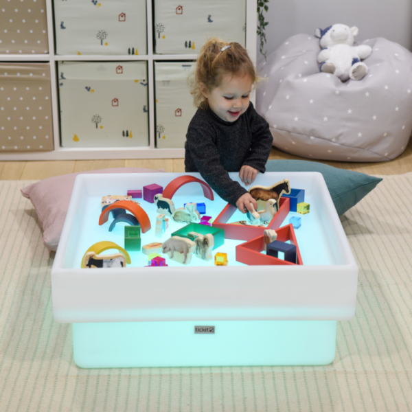 Dziecko bawi się kolorowymi klockami sensorycznymi, rozwijając motorykę i kreatywność”